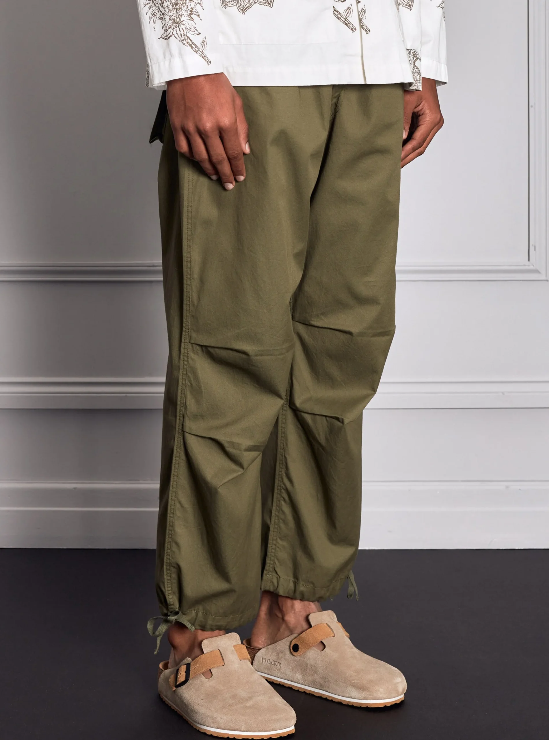 Store Parachute Pant In Olive Fine Twill Men Trousers.