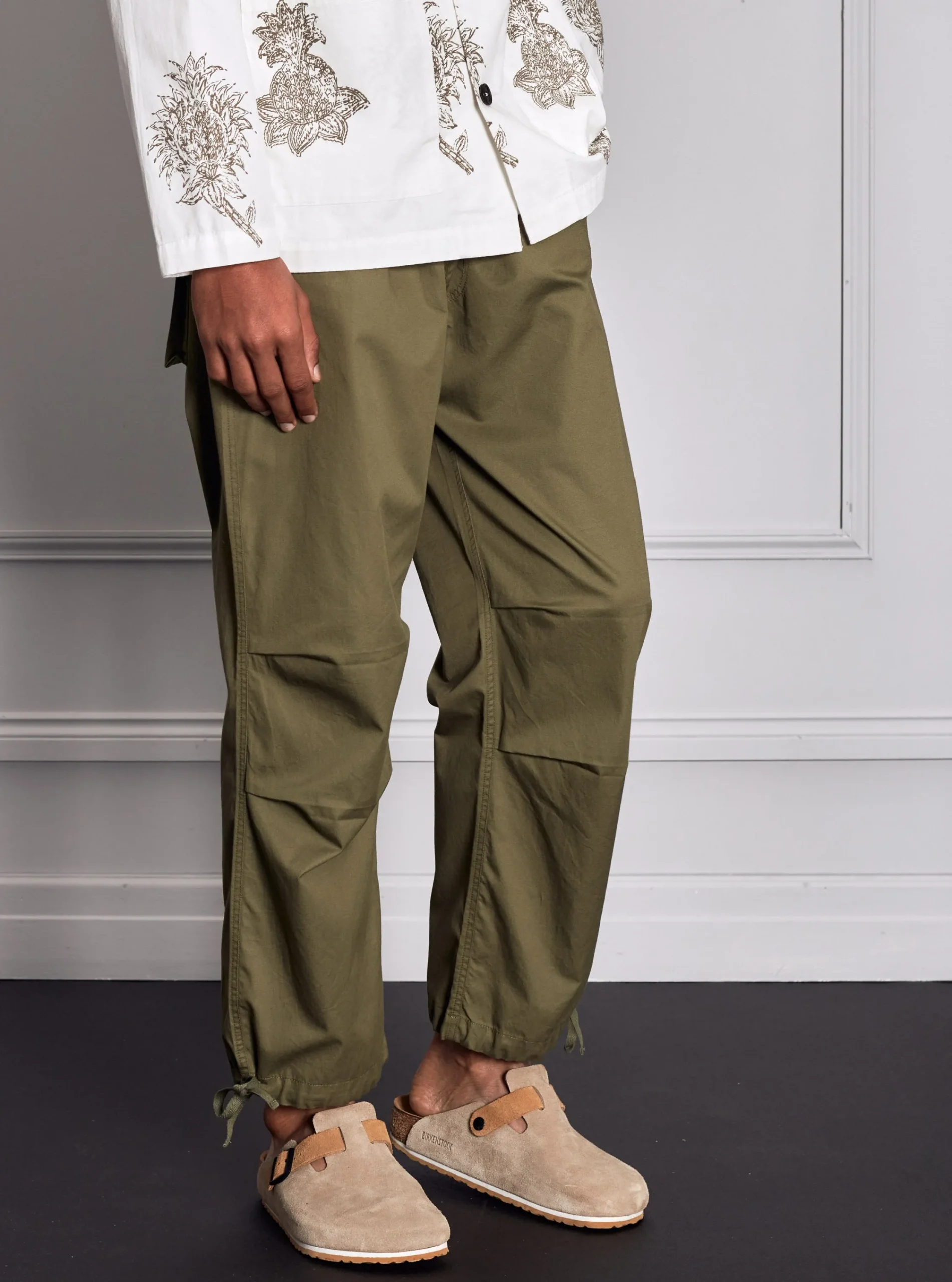 Store Parachute Pant In Olive Fine Twill Men Trousers.