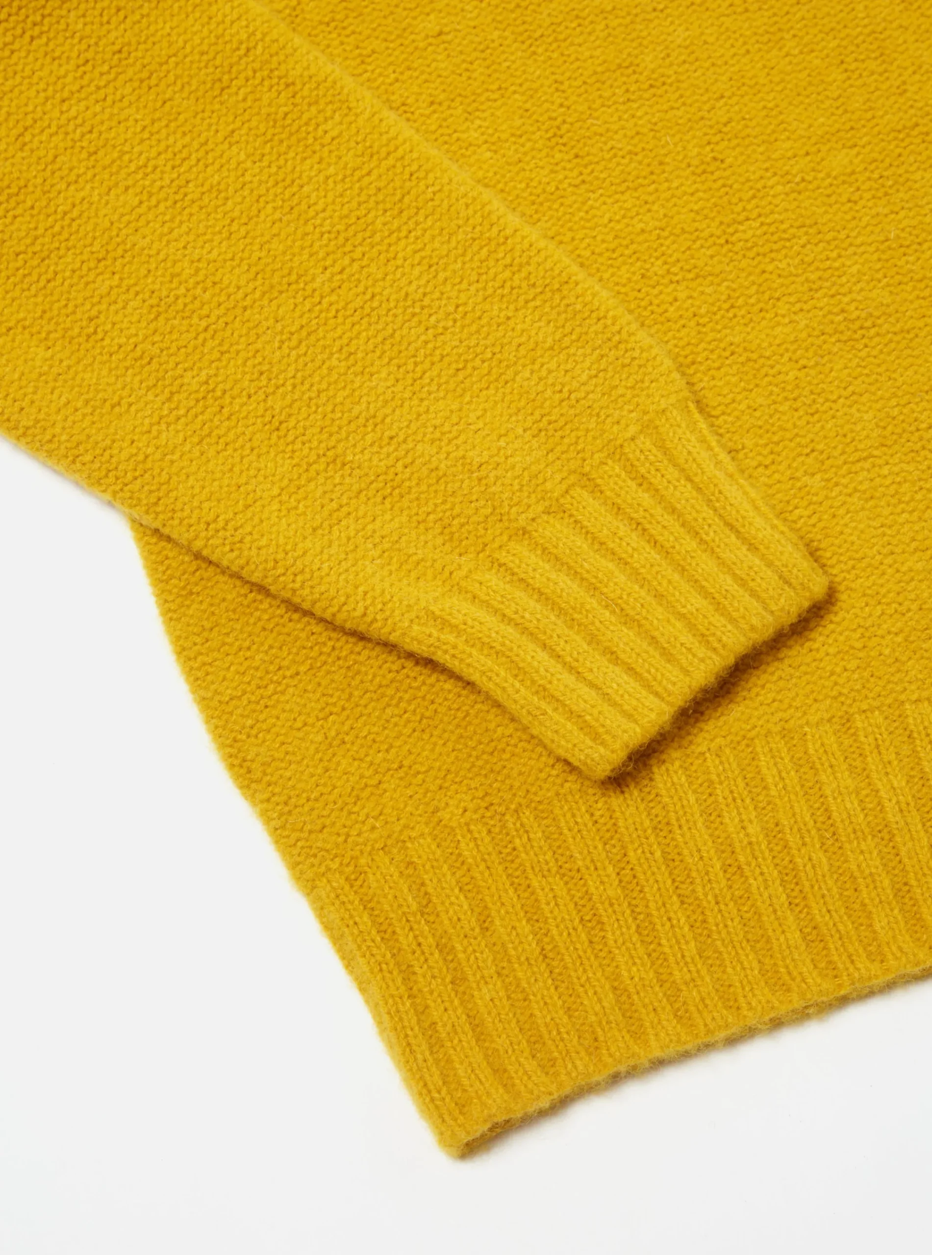 Fashion Seamless Crew In Gold Supersoft Knit Men Knitwear.