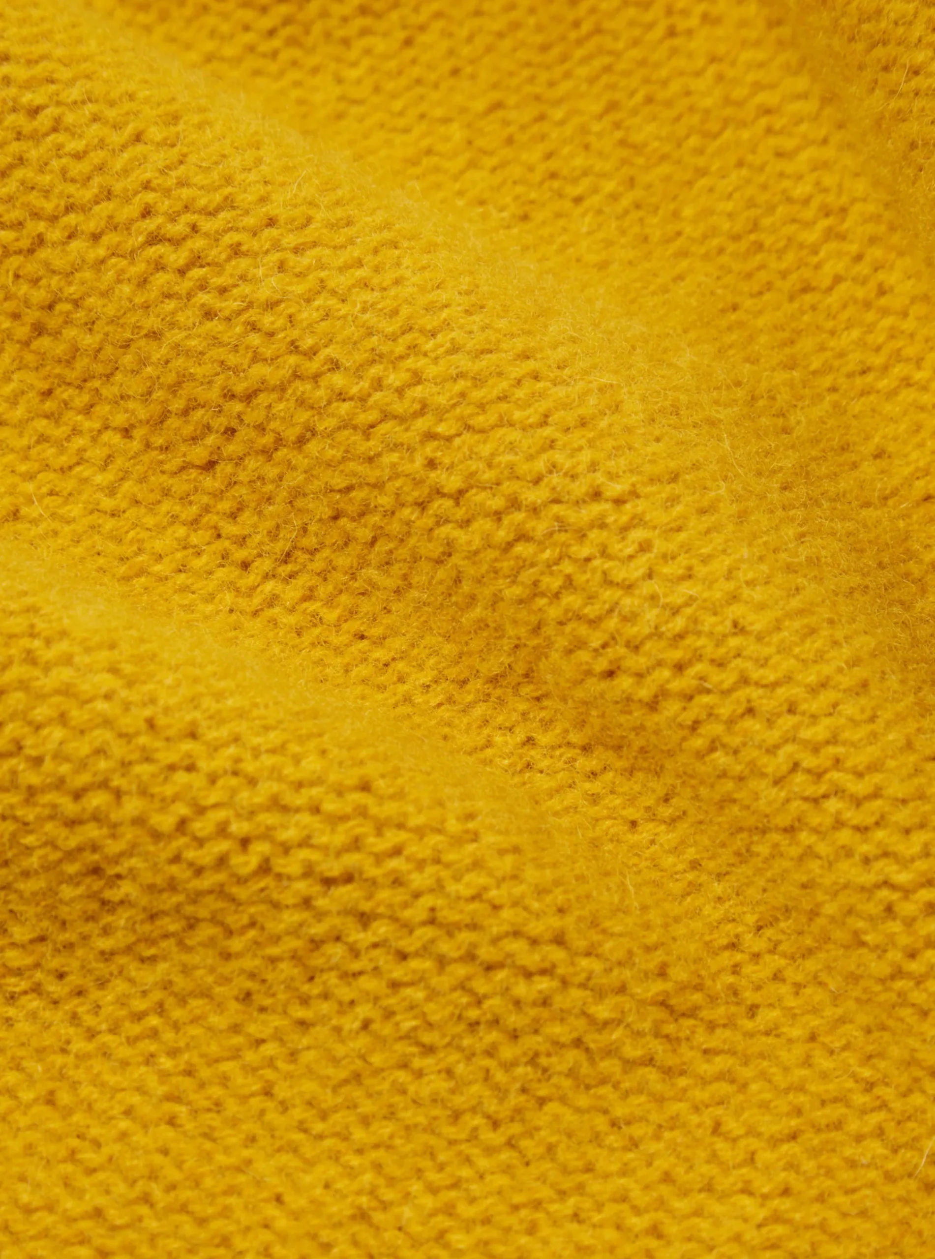 Fashion Seamless Crew In Gold Supersoft Knit Men Knitwear.